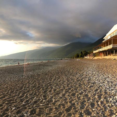 Эко Домики У Моря В Гаграх Gagra Exterior photo